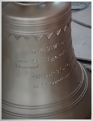 Campana con inscripcion en hebreo