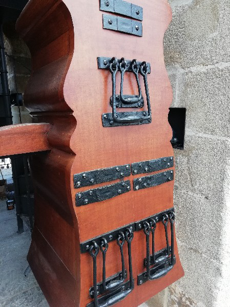 Detalle de matraca terminada en catedral de jerez